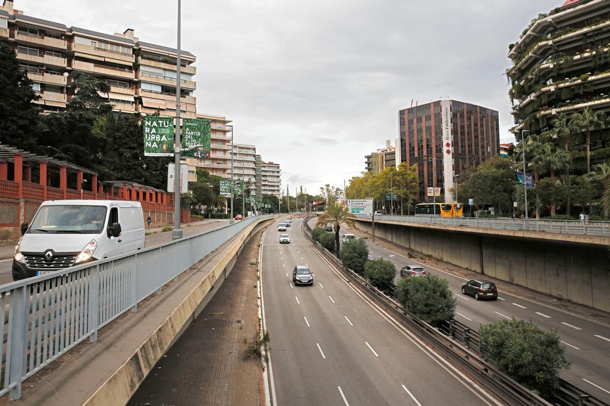 Ciudad española con tráfico denso y ruido ambiental