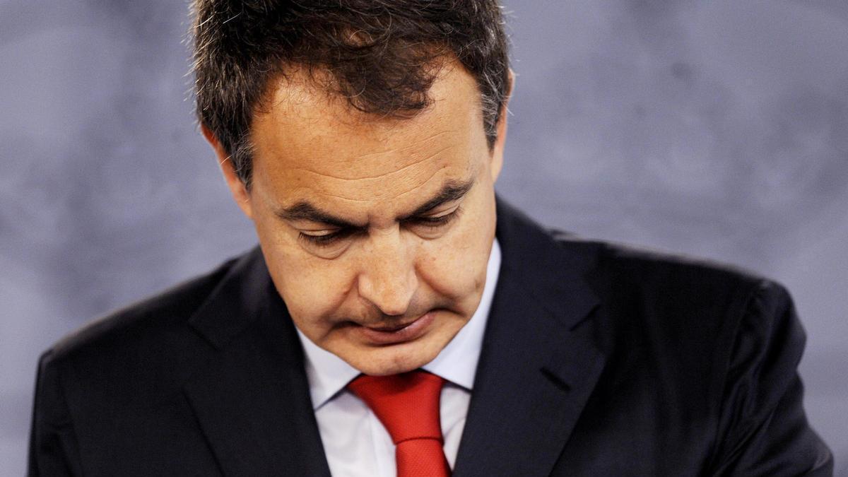 Gestos de la ceja de Zapatero: del símbolo de 2008 al polémico 'gang sign' en la investigación de corrupción