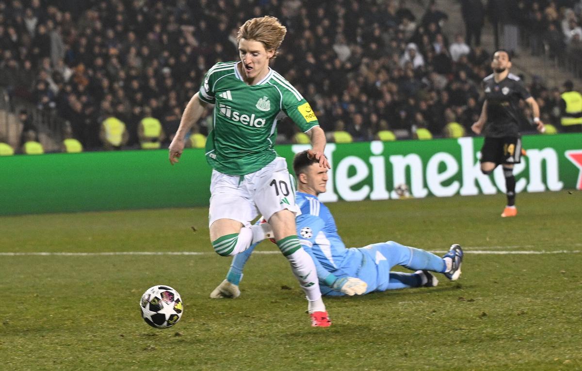 Anthony Gordon en acción contra West Ham en St James' Park