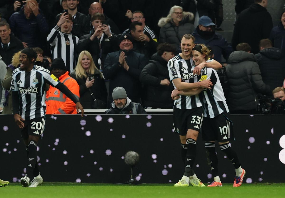 Anthony Gordon celebrando un gol contra Qarabaq FK en la Champions