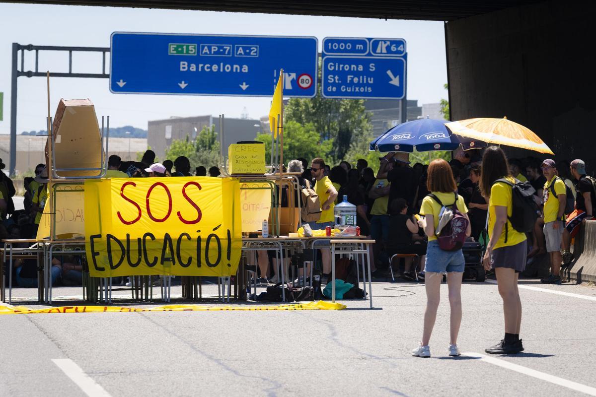 Profesores bloqueando la AP‑7 en varios puntos entre Girona y Torredembarra