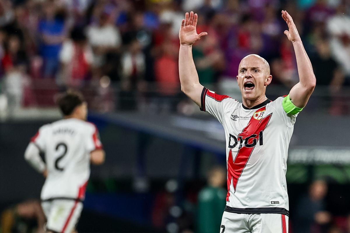 Aficionados del Rayo Vallecano en el estadio de Leipzig durante la final de la Conference League