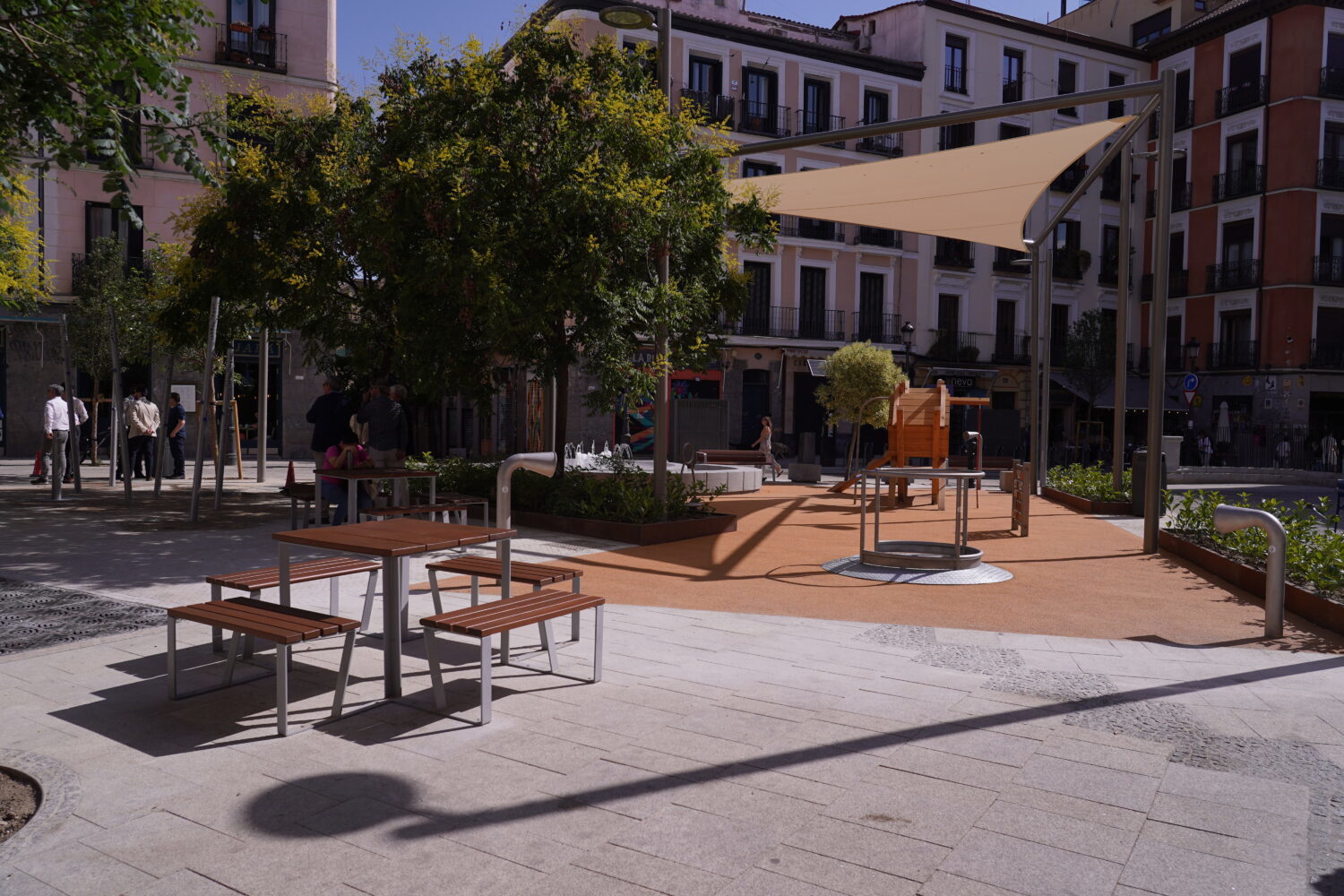 Plaza del Rastrillo renovada con nebulizadores, árboles y toldo bajo el sol de Madrid