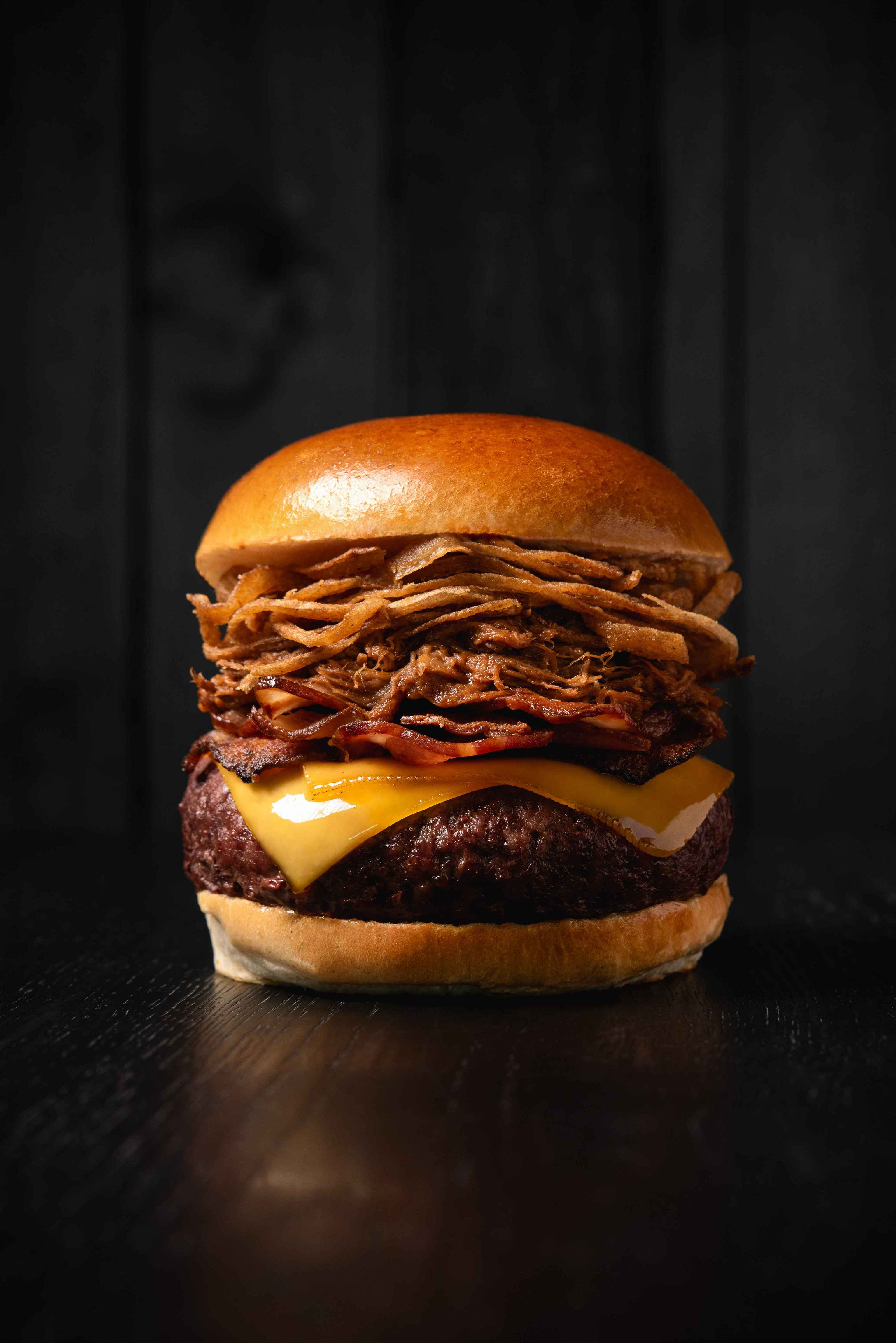 Hamburguesa gourmet con carne dry-aged y pan brioche en Singular