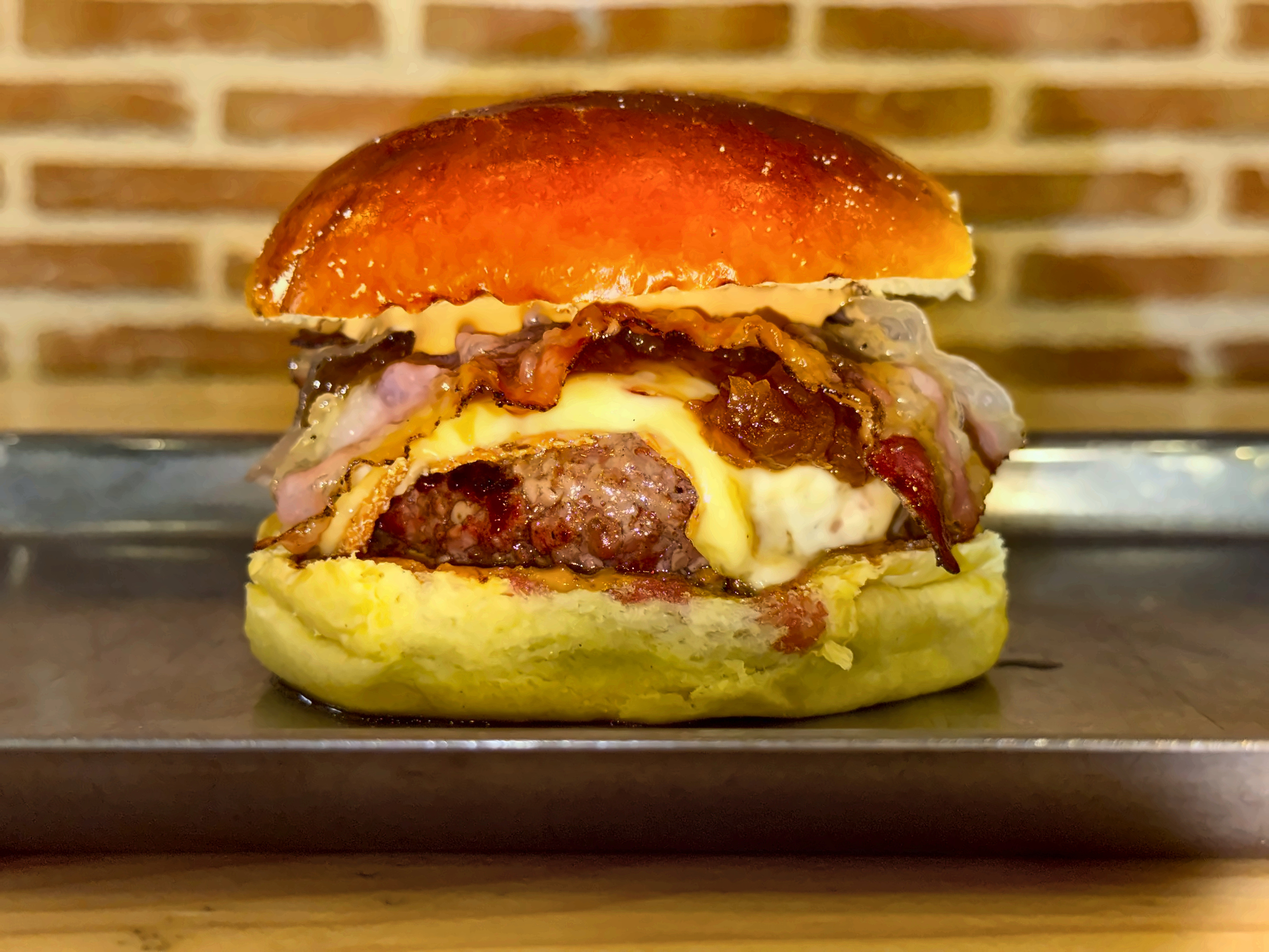 Hamburguesa Brutal BBQ Madurada al carbón marabú cubano