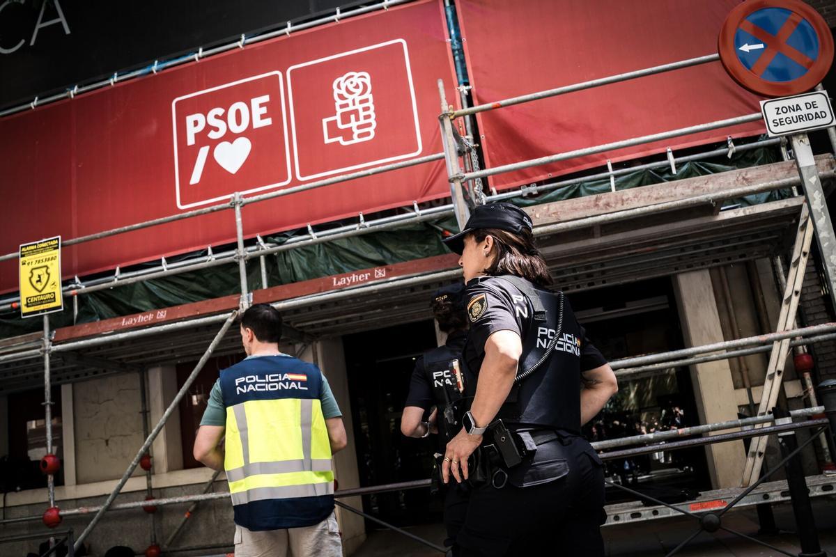 Policía nacional y guardia civil formando cordón alrededor de la sede del PSOE en la calle Ferraz, Madrid