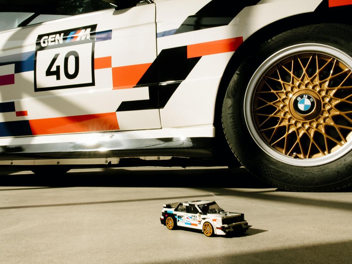Coche BMW M3 E30 real junto al set LEGO