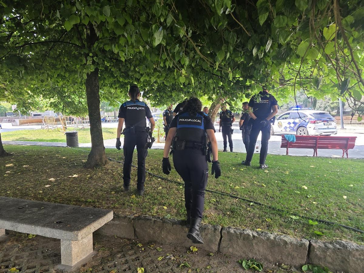 Policía local y nacional interviniendo en el parque infantil de A Xunqueira