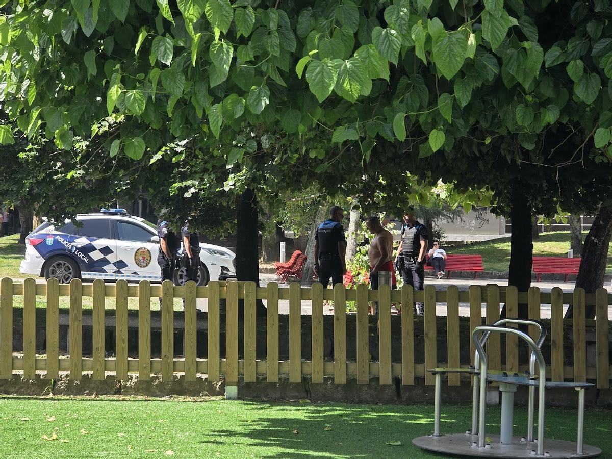 Detención del sospechoso frente a la comisaría de Vilagarcía