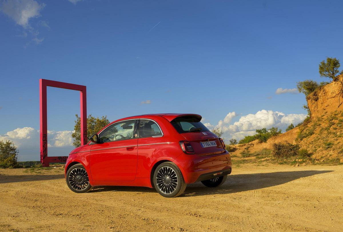 Fiat 500 Hybrid 2026 en entorno urbano, mostrando su diseño compacto y moderno