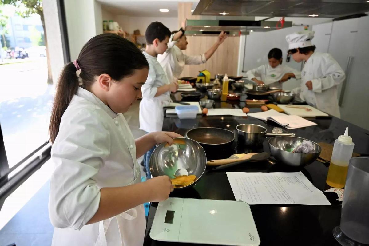 Niños cocinando en la escuela Cousiñas, Pontevedra