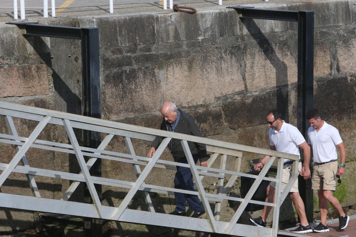 Amancio Ortega desembarcando del yate Valoria B en la ría de Aldán, Galicia