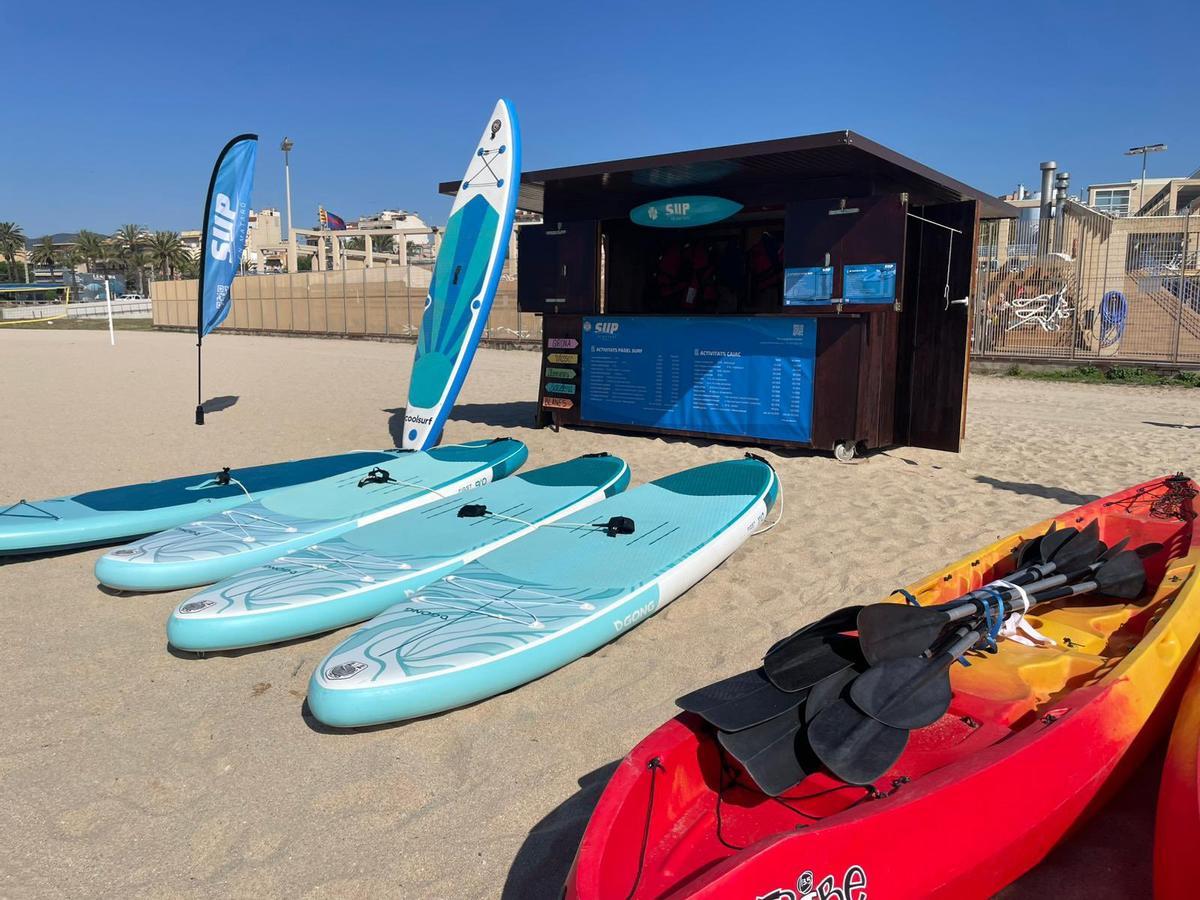Alcalde David Bote y representantes municipales mostrando banderas de playa adaptadas a daltónicos durante la apertura de la temporada