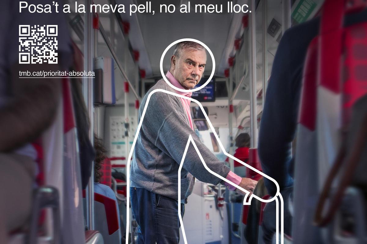 Pasajeros ocupando asientos reservados para personas con movilidad reducida en el metro de Barcelona