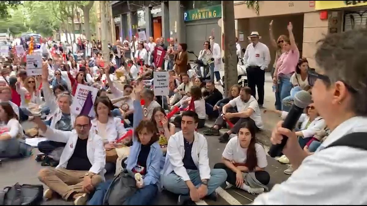 Metges de Catalunya suspende actividad extra en 38 servicios hospitalarios a partir de junio