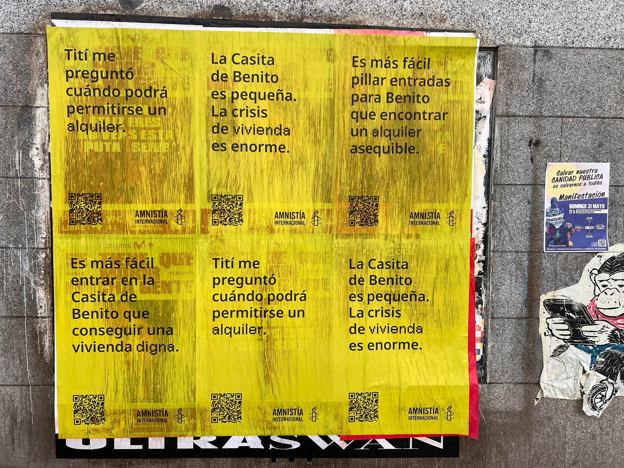 Manifestantes de Amnistía Internacional frente al Congreso con carteles sobre la crisis de vivienda
