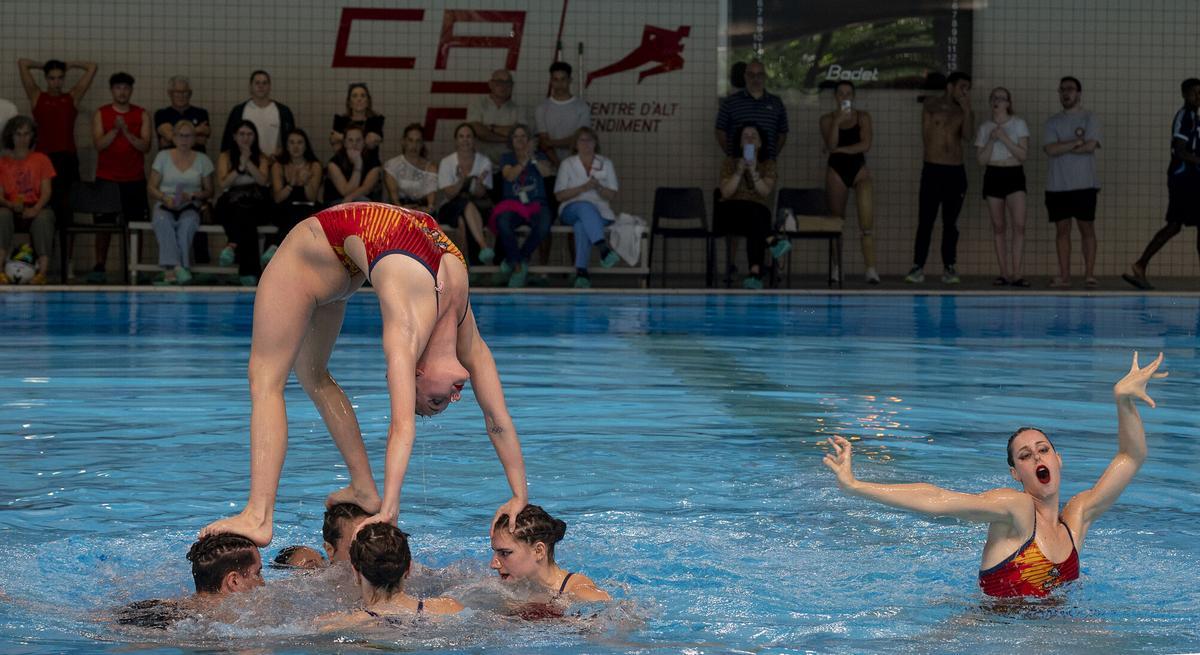Andrea Fuentes dirigiendo al equipo en el CAR de Sant Cugat