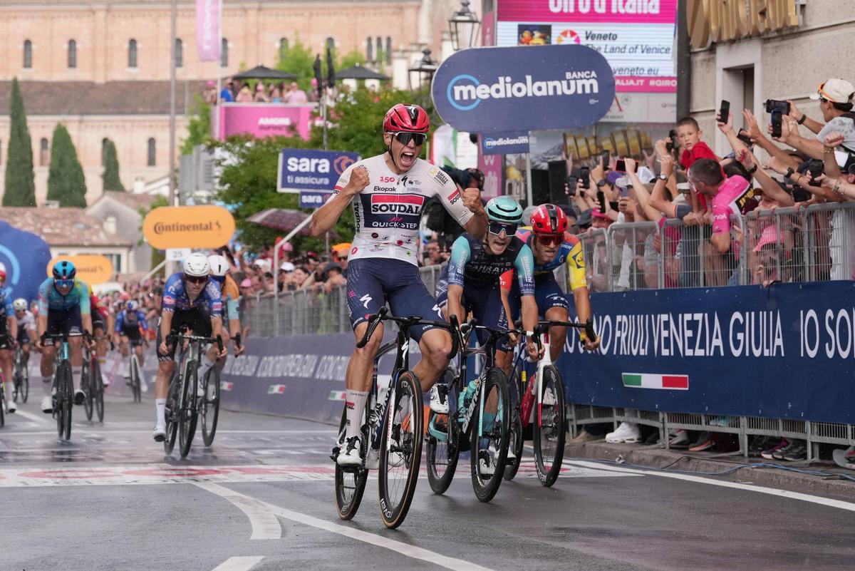 Afonso Eulálio atacando en la subida del Poggio durante la etapa 18 del Giro 2026