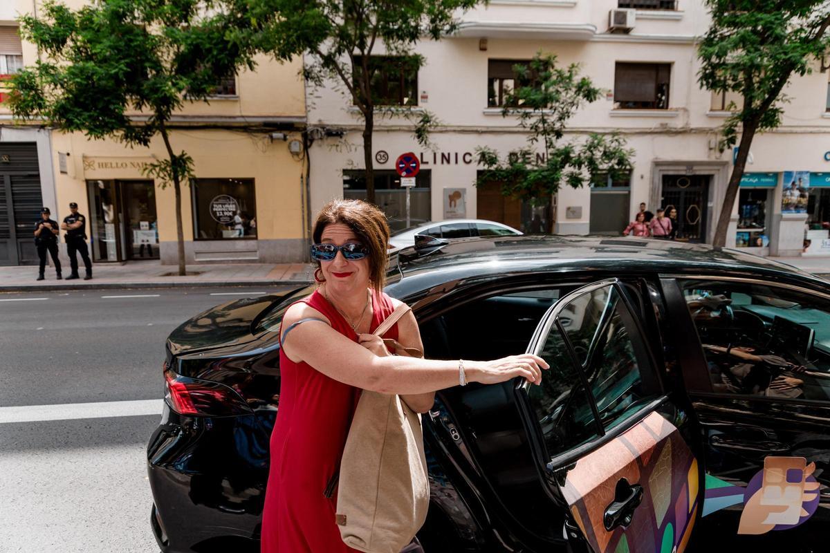 Agentes de la Policía Nacional revisando la vivienda de Nervis Villalobos en Madrid tras el registro