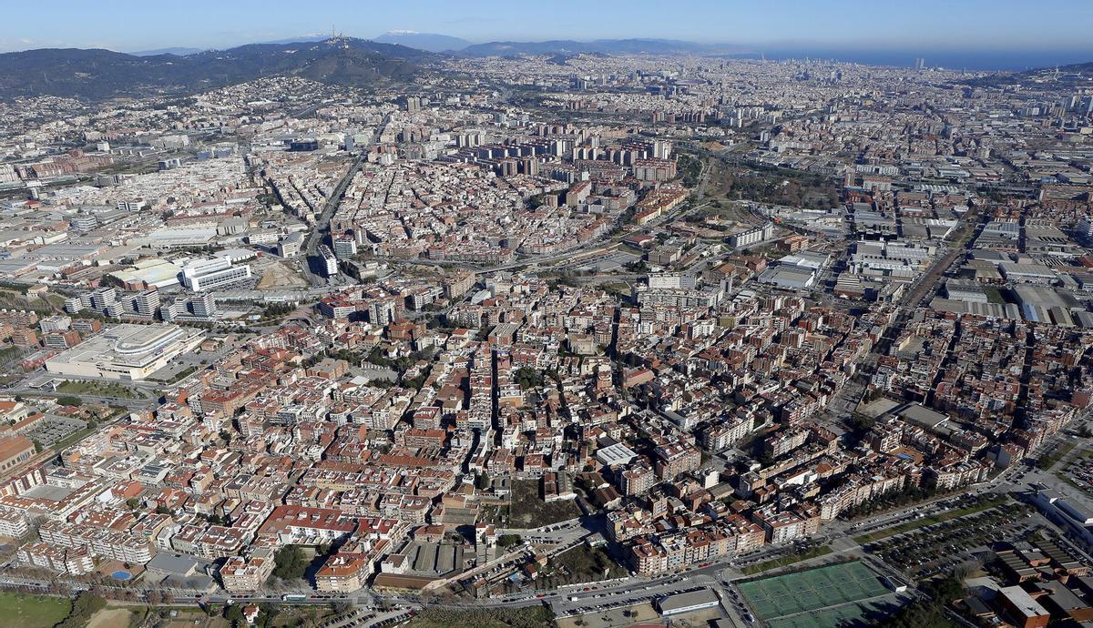 Vista aérea del tramo bajo del río Besòs, con el continuo urbano de Santa Coloma, Badalona, Sant Adrià y Barcelona