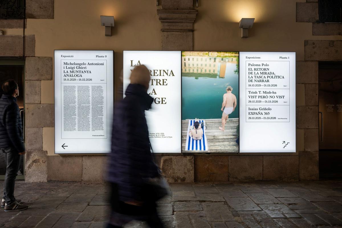 Fotografía del público disfrutando de una exposición al aire libre en Barcelona Art Scene 2024