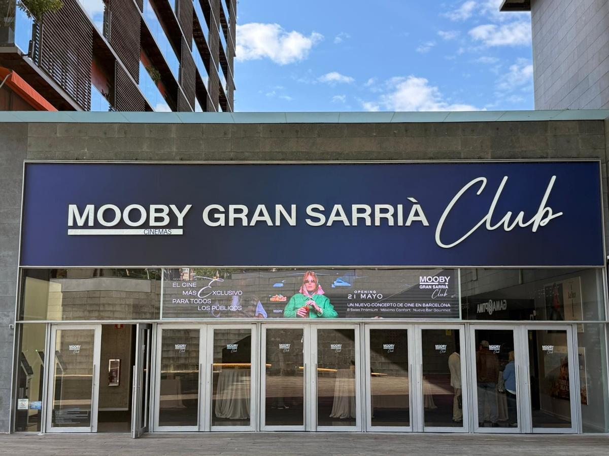 Fachada renovada del Mooby Sarrià Club, con su nuevo cartel luminoso