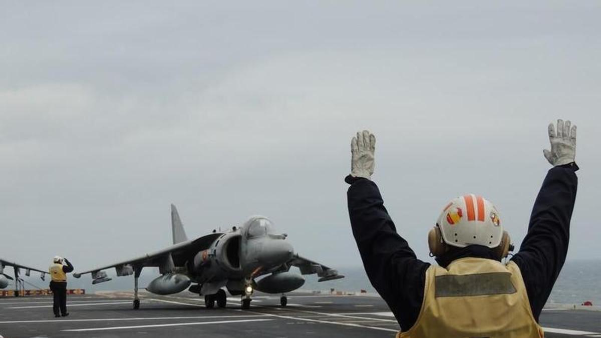 Juan Carlos I lidera el desfile naval del DIFAS 2026 y revela los retos de la Armada española