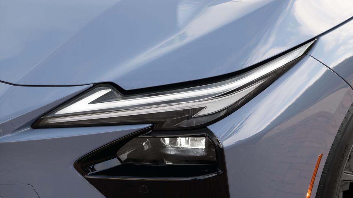 Lexus ES 2025 en exposición, mostrando la nueva parrilla y líneas de la berlina