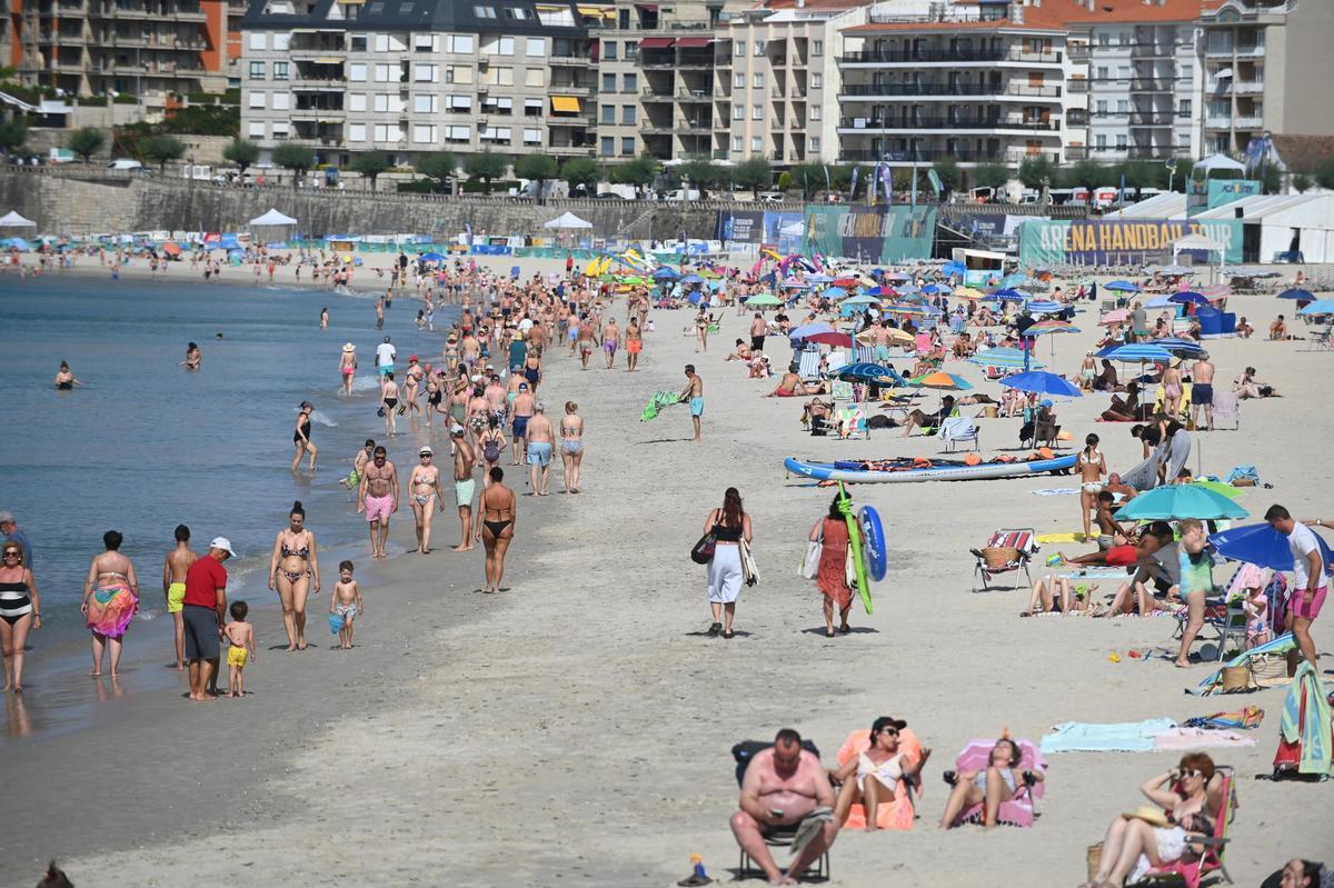 Vista aérea de la playa de Silgar en Sanxenxo, con edificios de alquiler vacacional al fondo