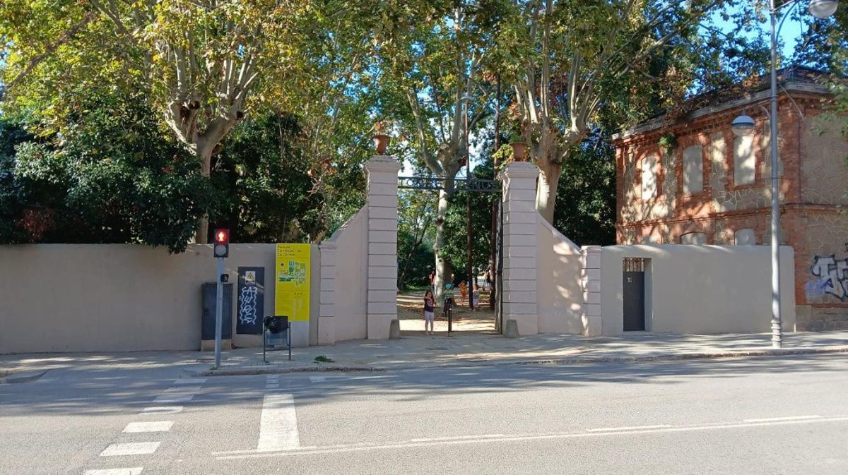 Vista del parque Can Solei i Ca l'Arnús, muestra su vegetación y la entrada por la calle San Bru