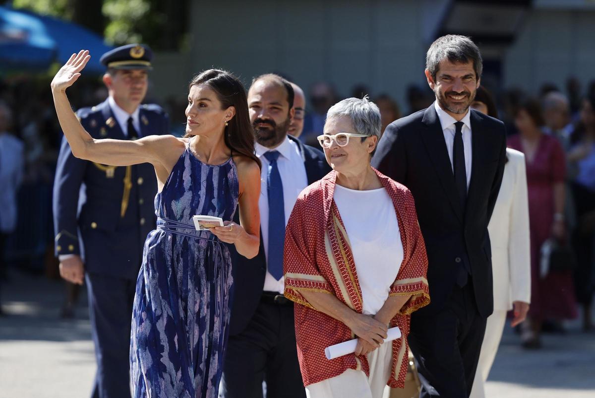 Reina Letizia en el Parque del Retiro, vistiendo un vestido tie‑dye azul y blanco de Adolfo Domínguez durante la inauguración de la Feria del Libro Madrid 2024