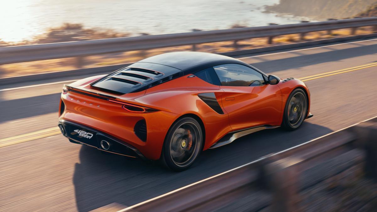 Lotus Emira 420 Sport con techo desmontable bajo el sol