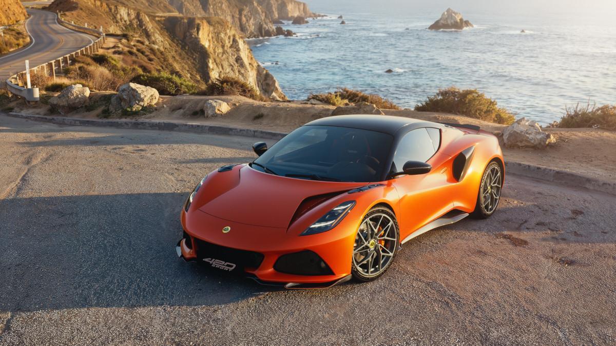Detalle del splitter delantero y faldones aerodinámicos del Emira 420 Sport