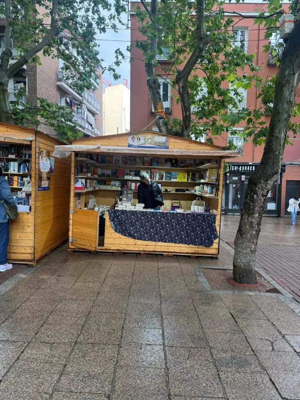 Juan Gómez-Jurado en su caseta bajo la lluvia durante la Feria del Libro de Vallecas