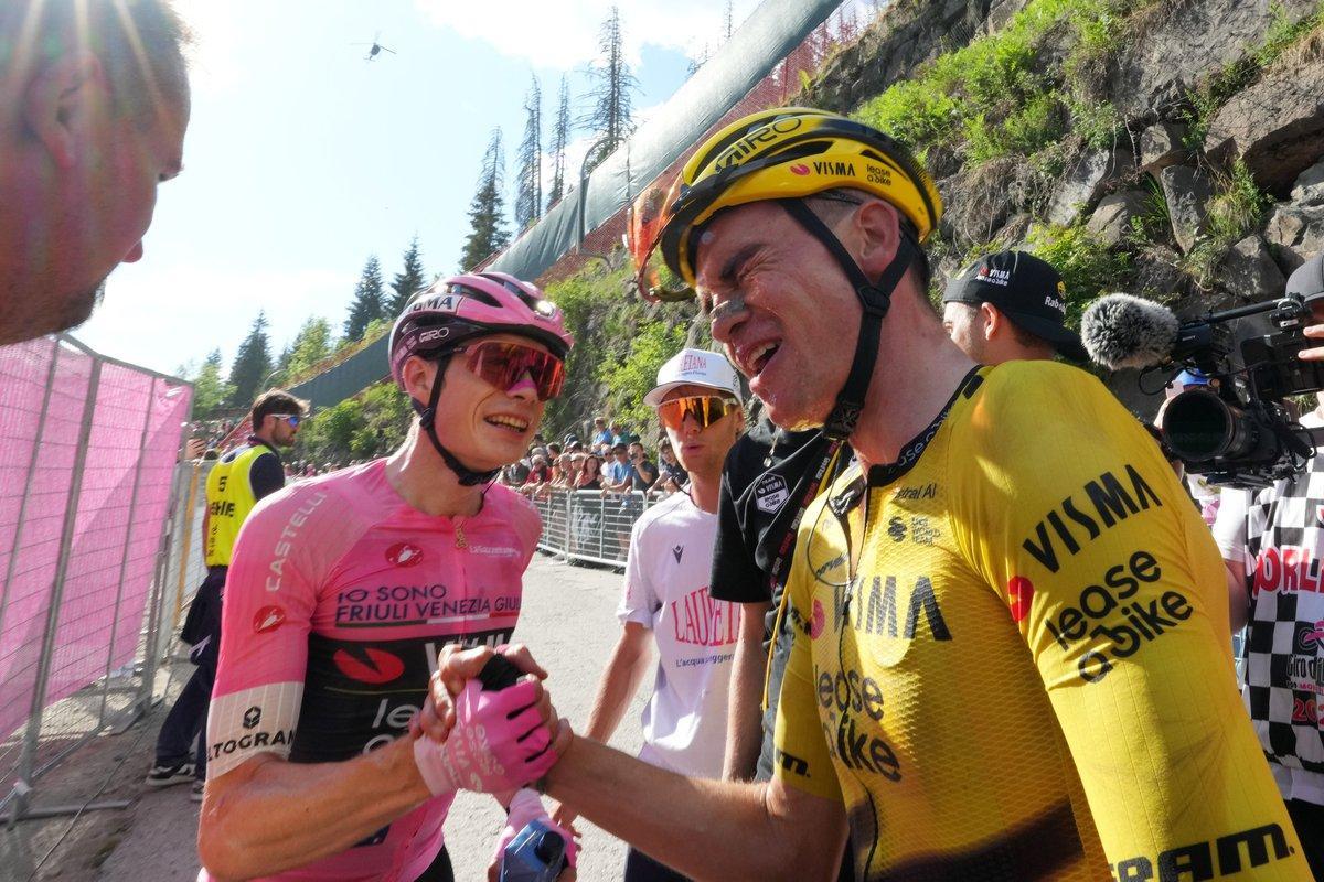 Sepp Kuss en la cima del Passo Giau, liderando la etapa reina del Giro 2026