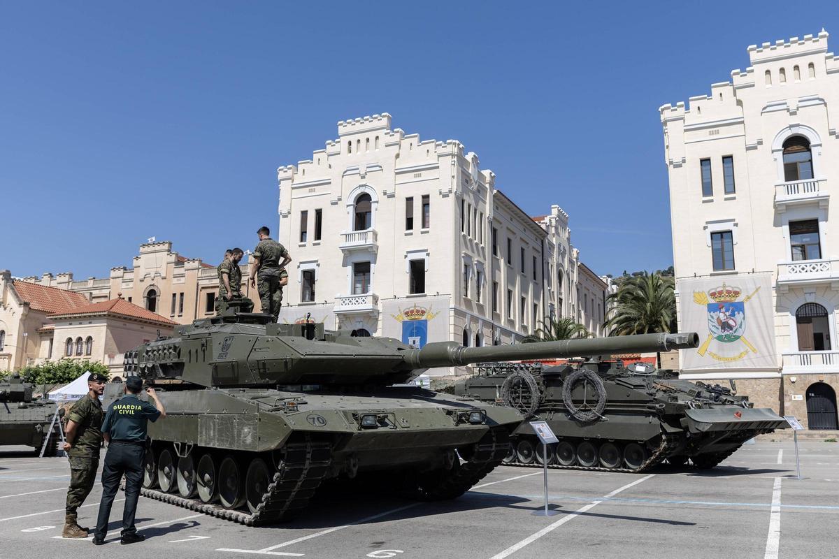 Tanque Leopard 2E estacionado en el patio del cuartel de El Bruc, visible para los visitantes durante las jornadas de puertas abiertas.