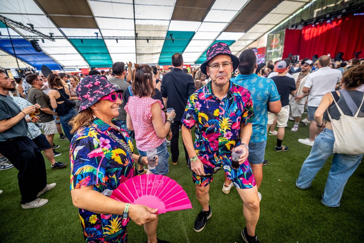 Fotografía de asistentes al Primavera Sound 2025 con looks coloridos y botas cowboy bajo el sol de Barcelona