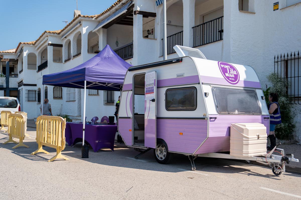 Espacio de información y atención del Punto Lila en un festival catalán