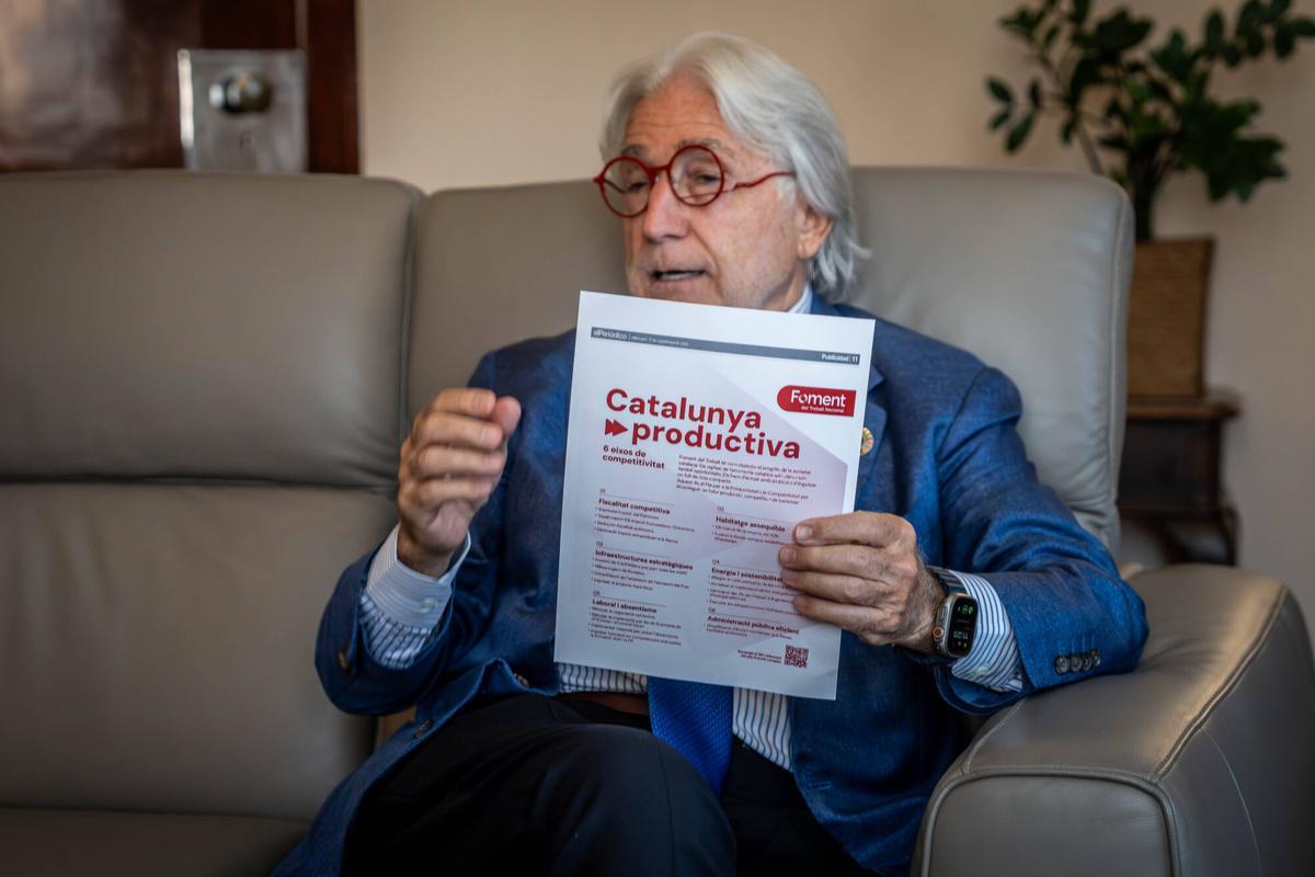 Josep Sánchez Llibre celebrando su reelección a los 77 años, rodeado de colegas de Foment del Treball
