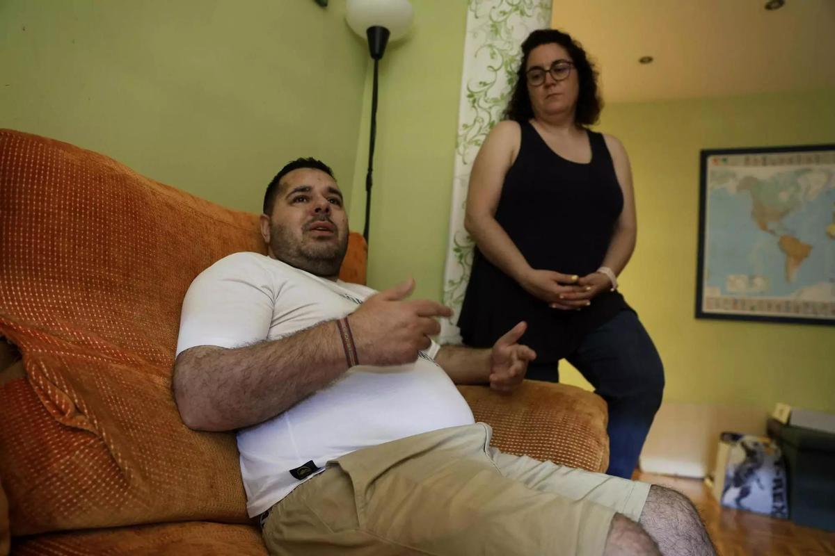 Detalle de los dedos de los pies de Alfredo Cuervo mostrando los movimientos involuntarios capturados en video.