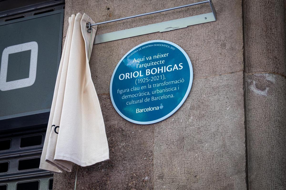 Ceremonia de instalación de la placa conmemorativa a Oriol Bohigas frente a la casa natal en Casanova 71
