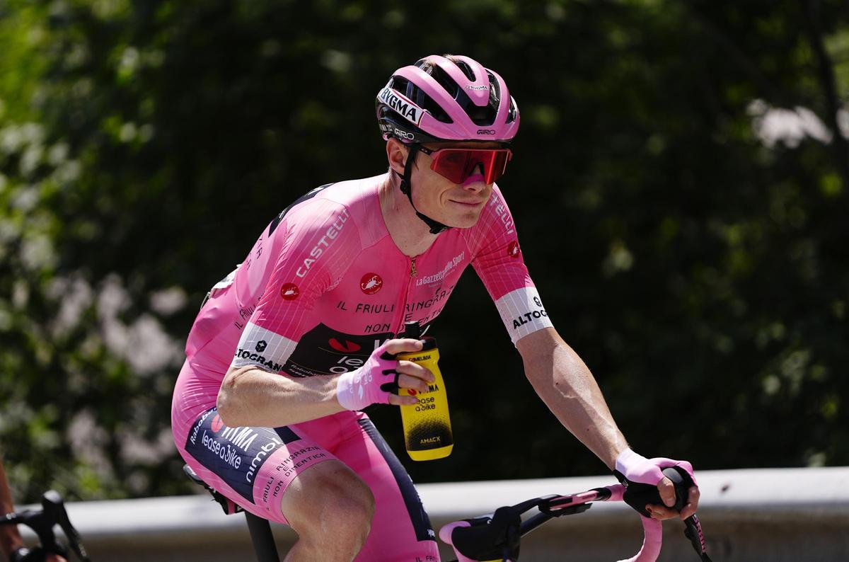 Jonas Vingegaard lidera la etapa 20 en Piencavallo, mostrando su dominio en la montaña