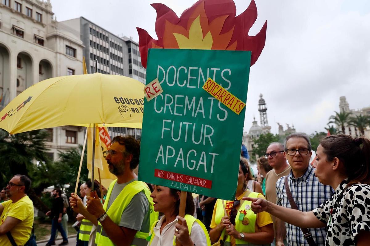 Manifestación en Valencia con pancartas contra el aforamiento de Carlos Mazón