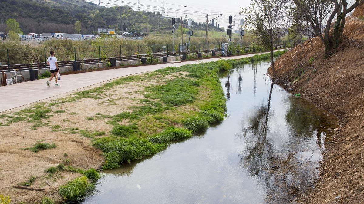 Vista del Rec Comtal en Montcada i Reixac, mostrando la acequia y la zona de captación de agua.