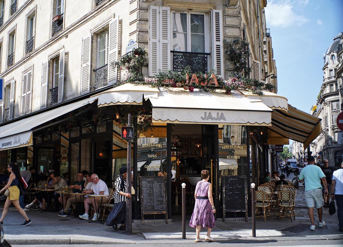 Detalle de la silla trenzada típica de las terrazas parisinas, símbolo de resistencia cultural
