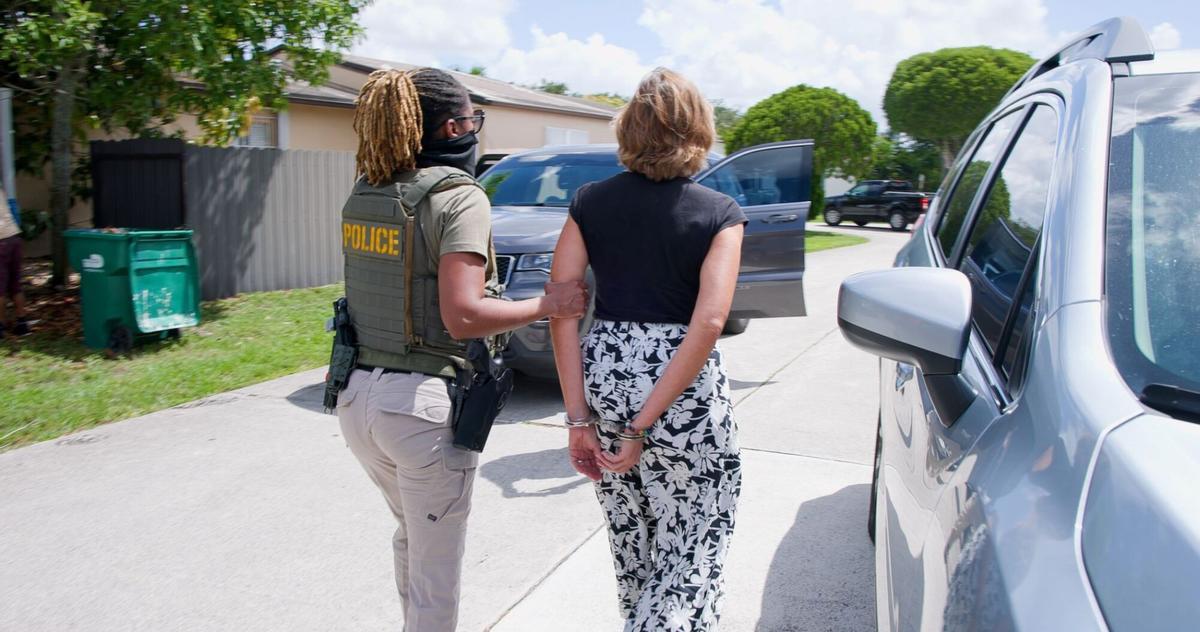 Adys Lastres Morera siendo escoltada por agentes del ICE en Miami