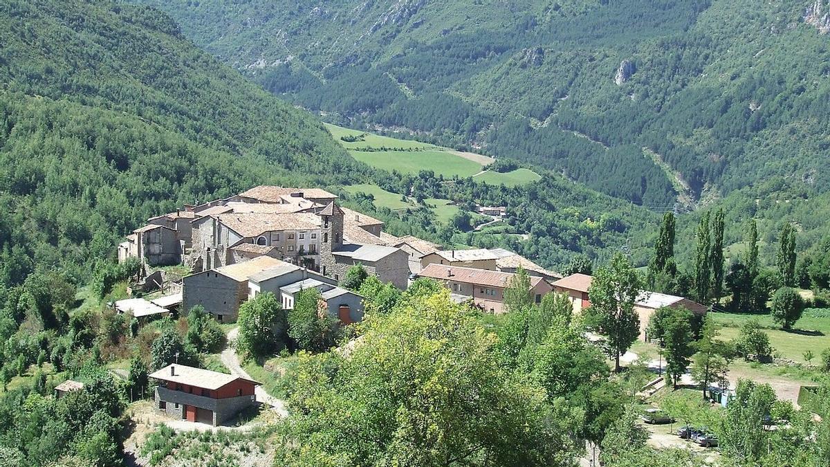 Vista panorámica del complejo de apartamentos reformados en Malpàs, con piscina comunitaria y entorno de montaña