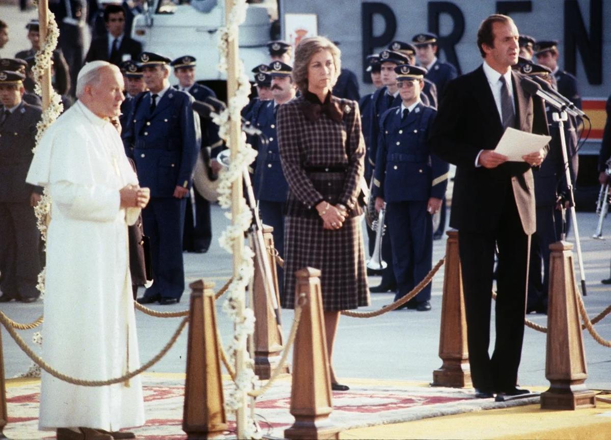 Papa León XIV y el rey Felipe VI saludan en la Plaza de la Villa, Madrid