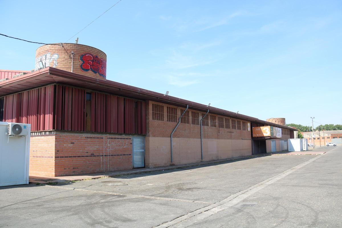 Centro de acogida en el pabellón 3 de Fira de Lleida, con filas de camas y zonas comunes