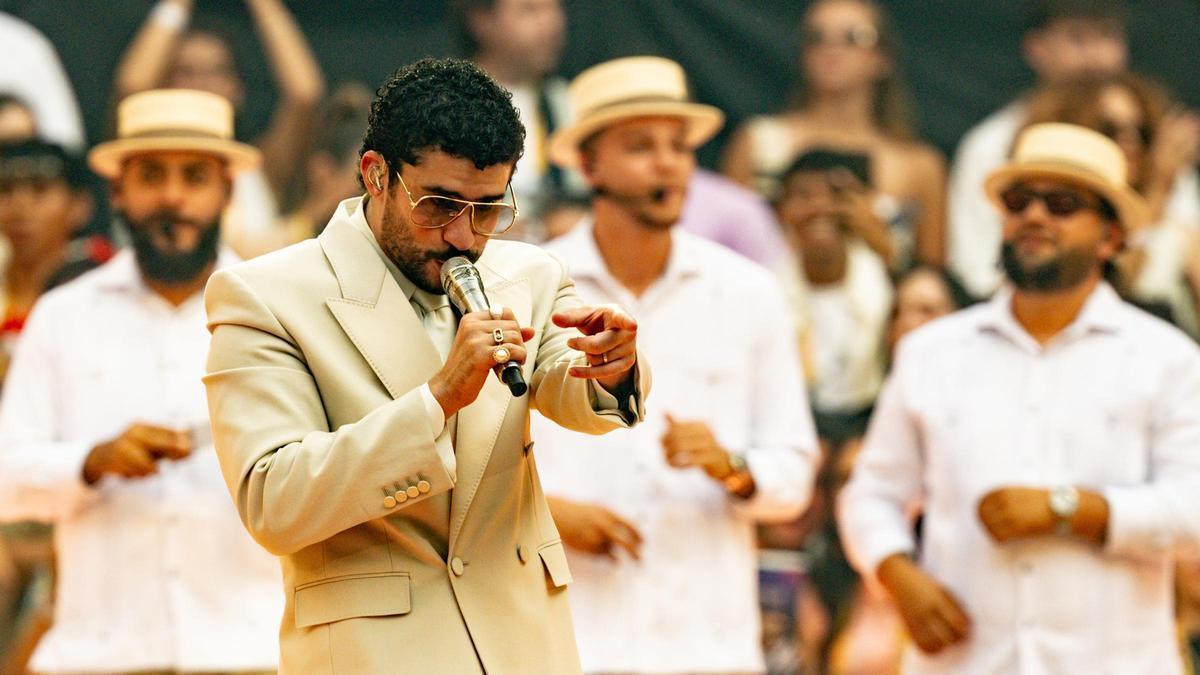 Bad Bunny arrasa en su primera noche en el Metropolitano de Madrid: 64.000 fans, Myke Towers y un baile viral